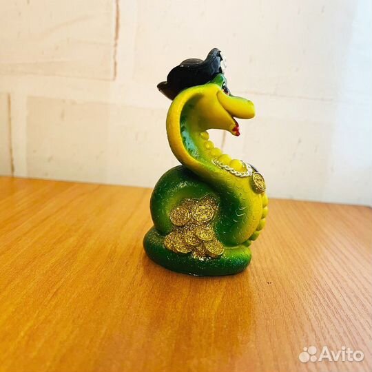 Статуэтка змея пират