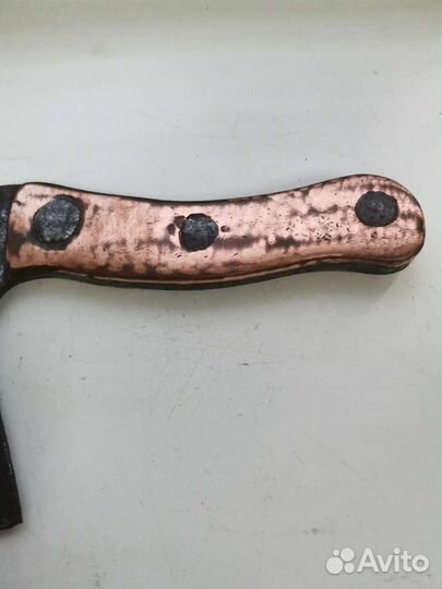 Старинный топорик с медной ручкой