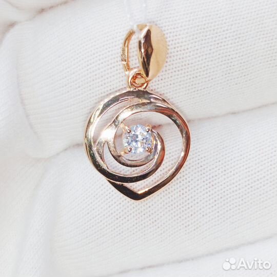 Золотая подвеска с камнем