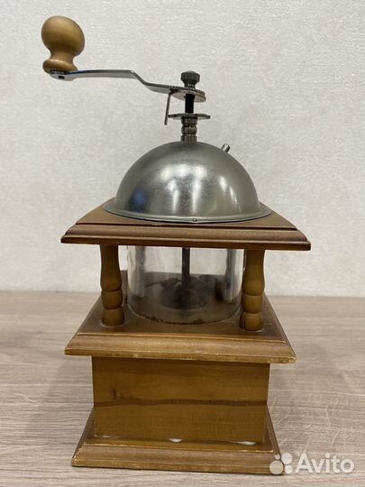 Кофемолка с деревянным основанием