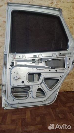 Задняя правая дверь на гранту liftback
