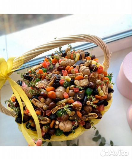 Корзина из сухофруктов