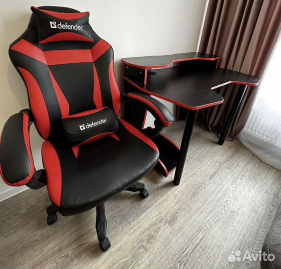 Компьютерное кресло и стол