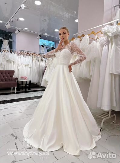 Свадебное платье с атласной юбкой