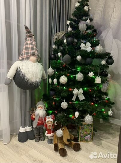 Дед мороз, снегурочка под ёлку, и венок