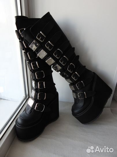 Сапоги Demonia Swing 815 на платформе с подъемом