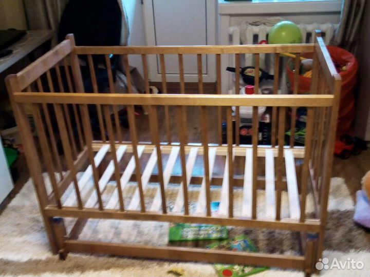 Продам кроватку детскую маятник