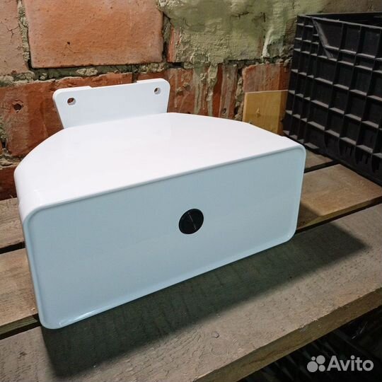 Бачок для унитаза пластиковый с арматурой и полкой