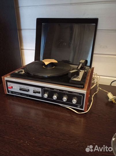 Проигрыватель винила ретро
