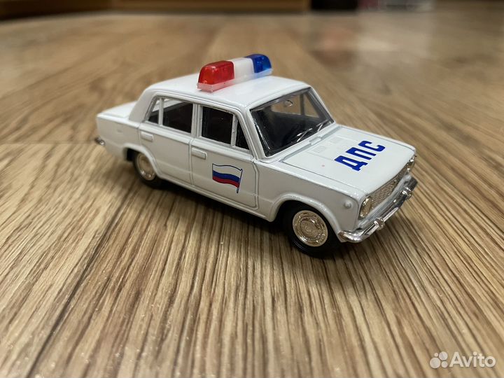 Модель автомобиля 1/43