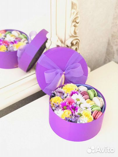 Букет цветов с пироженым Макаронс