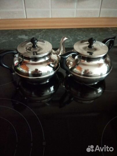 Чайник заварочный, сахарница на подносе