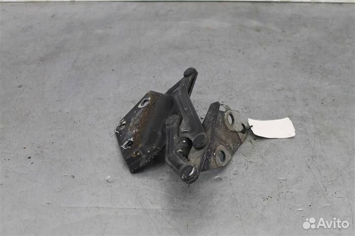 Петля капота левая Volkswagen Touareg (02-07)