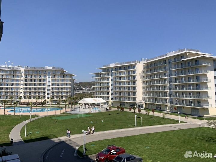 Официант шведской линии