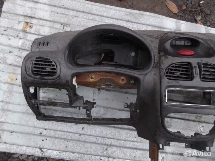 Торпедо Peugeot 206 98-12