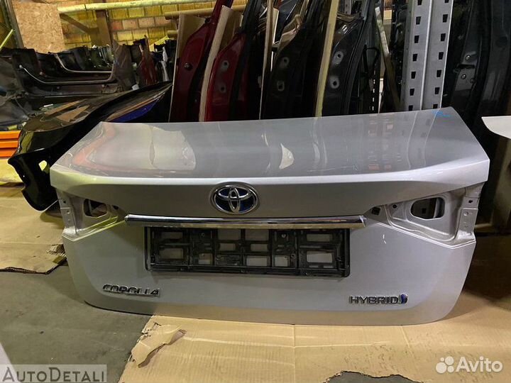 Задняя дверь багажника на Toyota Corolla E210