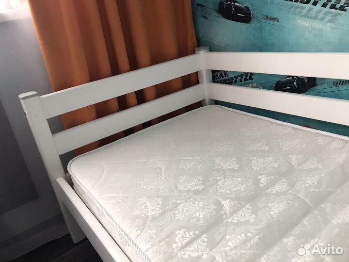 Детская кровать с задней защитой