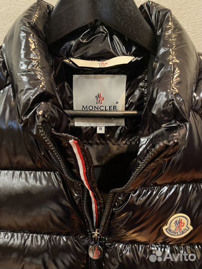 Глянцевая жилетка Moncler