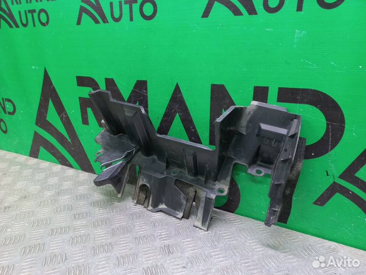 Дефлектор радиатора левый Toyota Land Cruiser 200