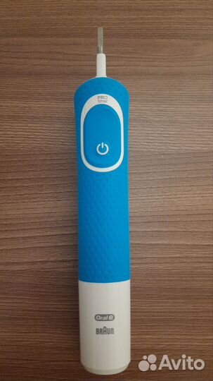 Электрическая зубная щетка oral b D100