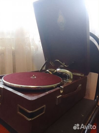 Патефон молот бардовый цвет СССР