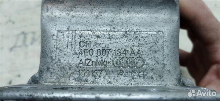 Кронштейн усилителя переднего бампера правый Audi