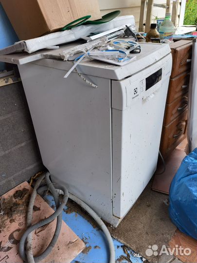 Посудомоечная машина Electrolux и свч Sharp