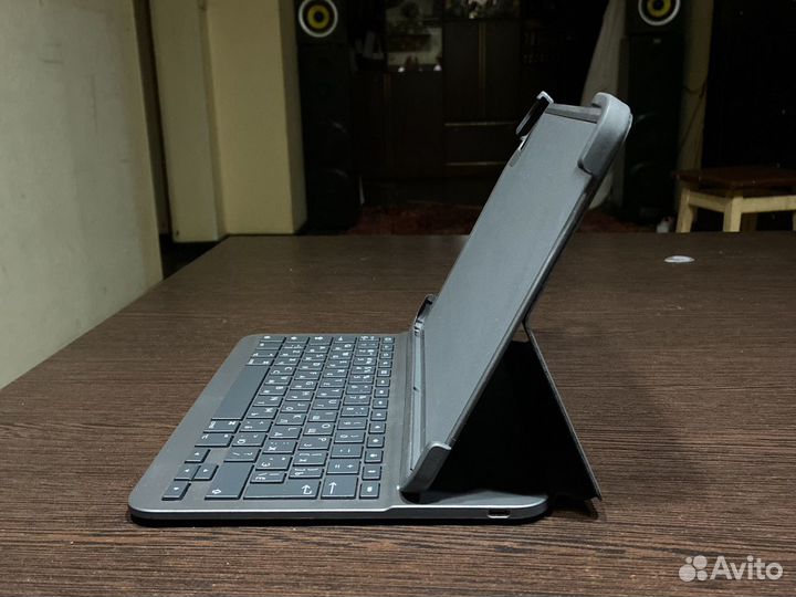 Bluetooth клавиатура Logitech для iPad Air 4