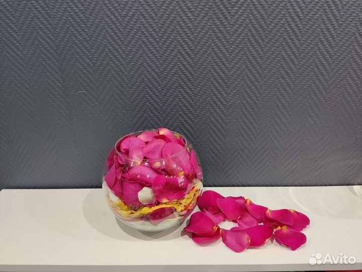 Лепестки роз