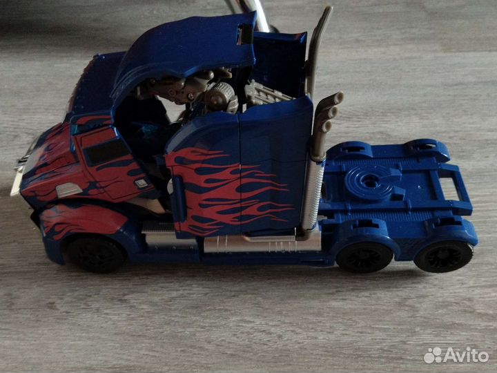 Робот трансформер, и маленькие машинки