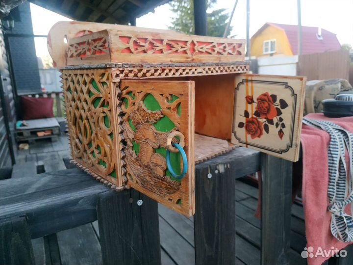 Маленький старинный сундучок