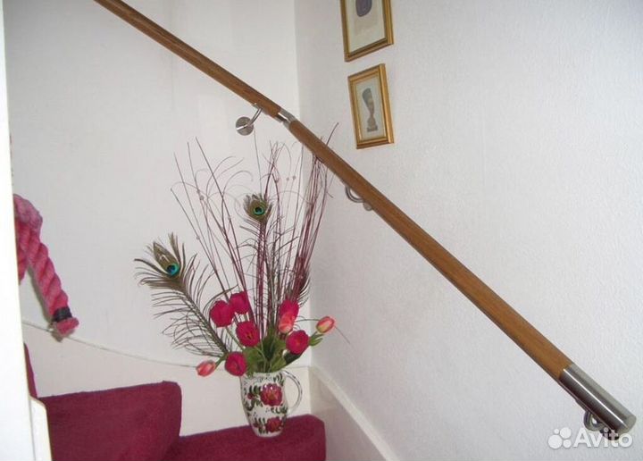 Винтовой пристенный поручень на лестницу