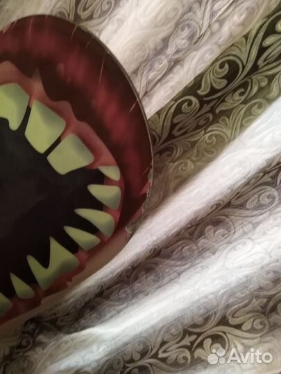 Сноуборд с креплениями и горнолыжными очками