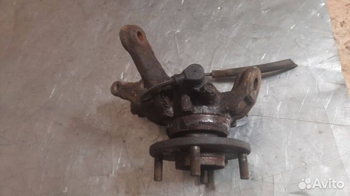 Кулак передний левый Nissan Almera N16 2000