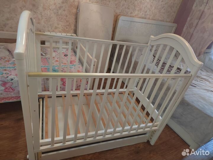 Детская кроватка с продольным маятником