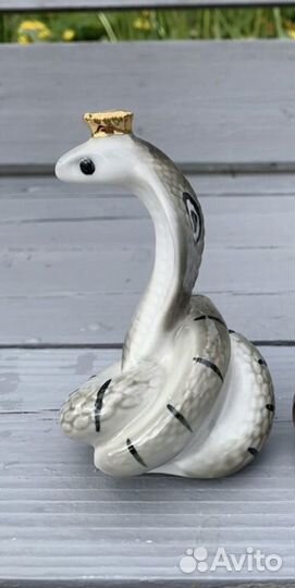 Змея фарфоровая статуэтка