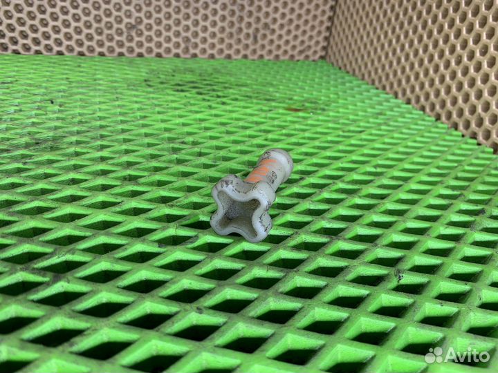 Крепление бачка омывателей Mercedes-Benz w124