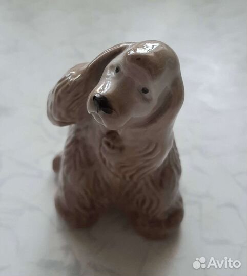 Фарфоровая статуэтка собаки 