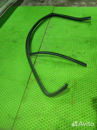 Уплотнитель стекла двери задней левой VW Jetta