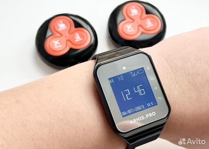 Кнопка вызова официанта с часами для кафе, баров