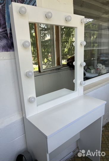 Макияжный столик с подсветкой