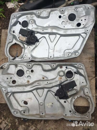 Передний стеклоподьемник Фольксваген Пассат б5