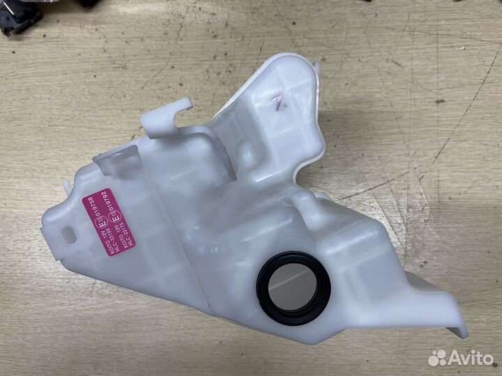 Бачок омывателя Toyota Rav4 XA50