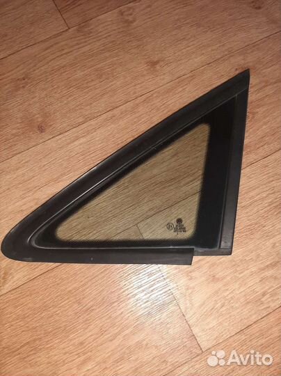 Стекло переднее боковое треугольник VW Touran