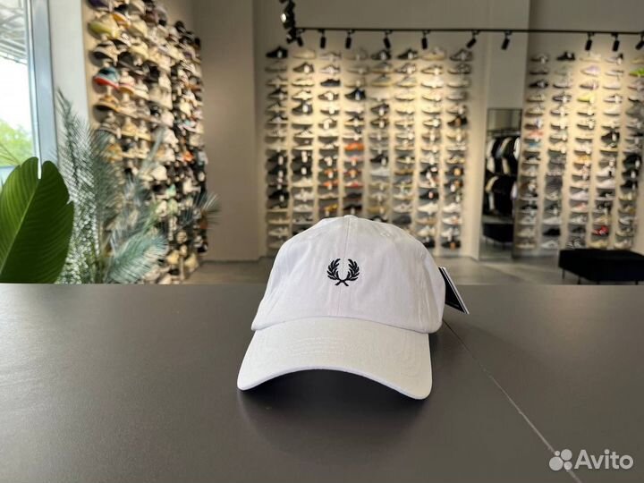 Бейсболка Fred perry в ТЦ Мега Молл