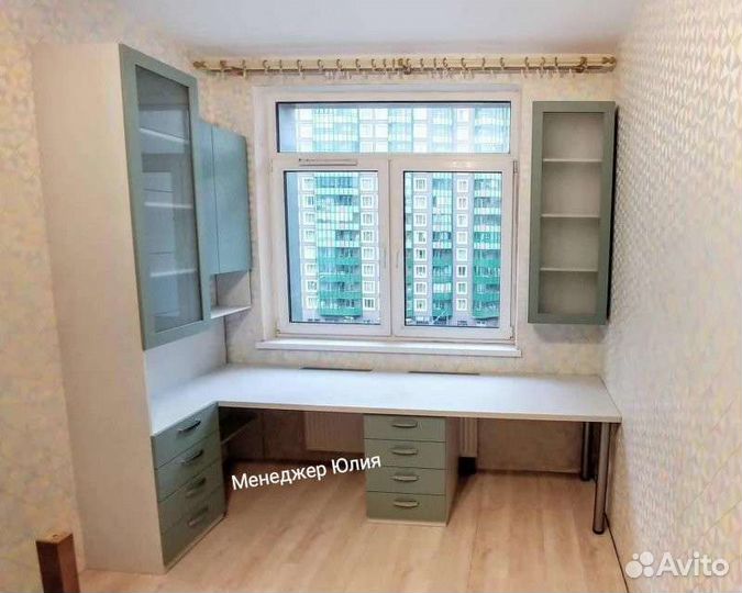 Стол вдоль окна