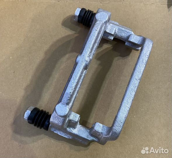 Скоба заднего тормозного суппорта Chevrolet Cruze