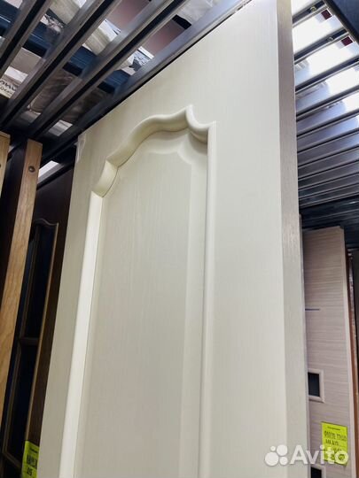 Дверь белая