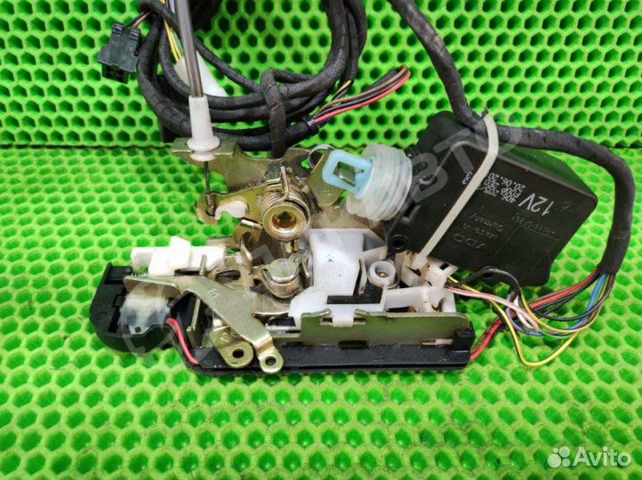 Замок двери передний правый Mercedes-Benz V W638