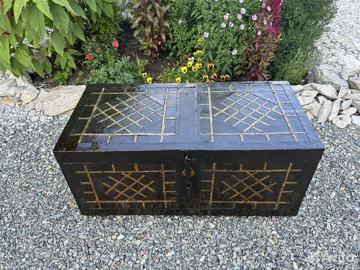 Сундук кованый старинный